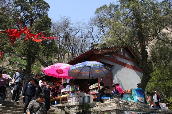 泰山~紅門遊覧路石段の茶屋