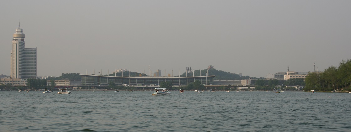 玄武湖から南京駅を望む