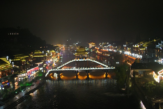 湖南省湘西土家族苗族自治州鳳凰古城~鳳凰大橋から雪橋を望む