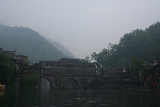 湖南省湘西土家族苗族自治州鳳凰古城~沱江から虹橋を